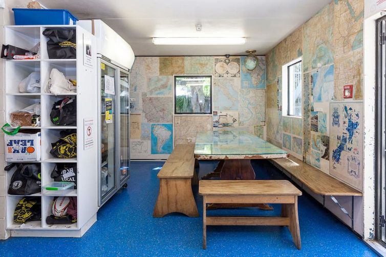 Around-The-World-Backpackers-Christchurch-Hostel-Kitchen-&-Dining-2
