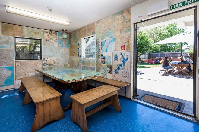 Around-The-World-Backpackers-Christchurch-Hostel-Kitchen-&-Dining-3
