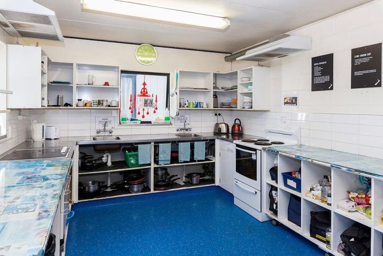 Around-The-World-Backpackers-Christchurch-Hostel-Kitchen-&-Dining-5